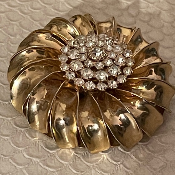 GOLD TONE, VINTAGE, SPARKLING, CLEAR, RHINESTONES, ROUND FLOWER BROOCH STUNNING! - Picture 2 of 5